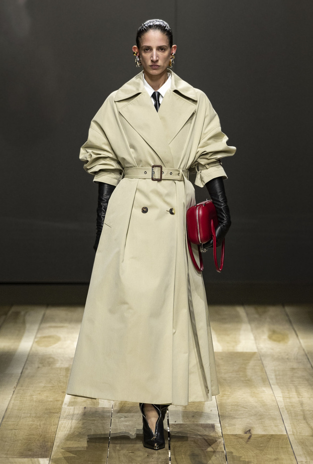 موضة الترانش كوت العصرية والأنثوية