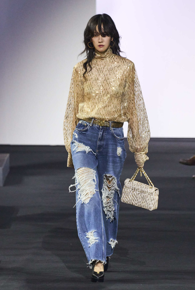 موضة سراويل الجينز المنقوشة والغريبة