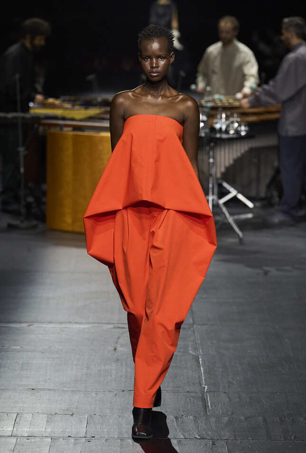 إطلالة من Miyake