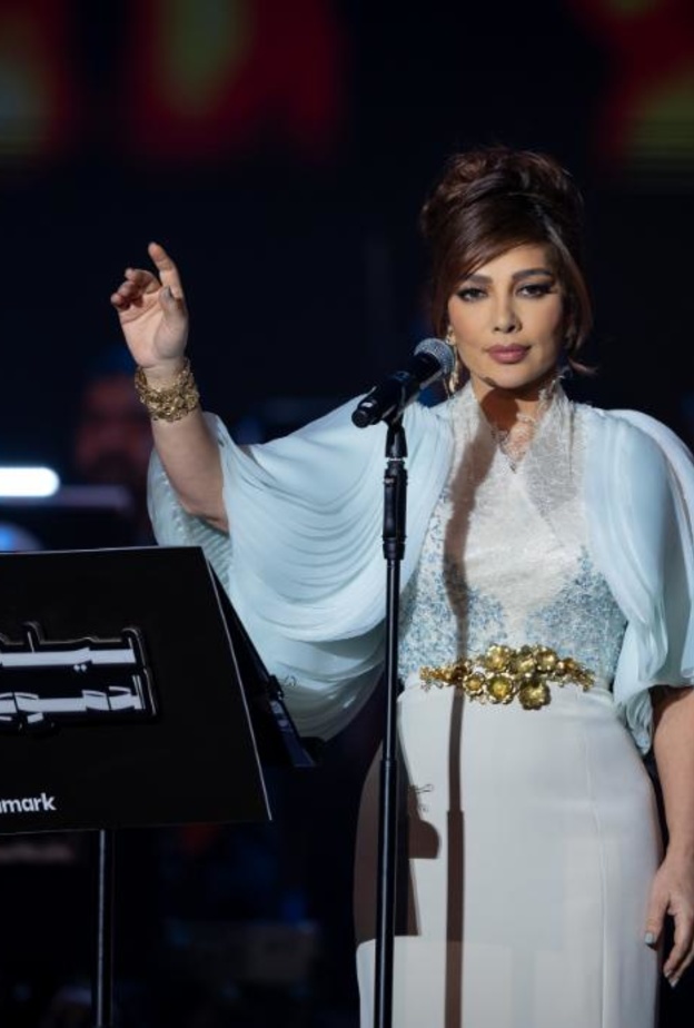 النجمات يبدعن باختياراتهن لإطلالات السهرة بالألوان الحيادية في نهاية الأسبوع ..استلهمي أناقتهن