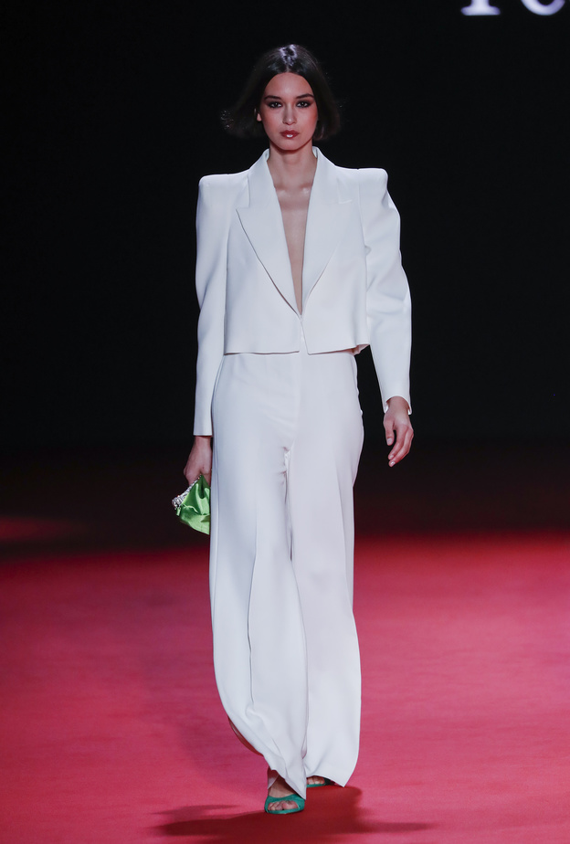 موضة البنطلون الأبيض الواسع والستايل الكلاسيكي