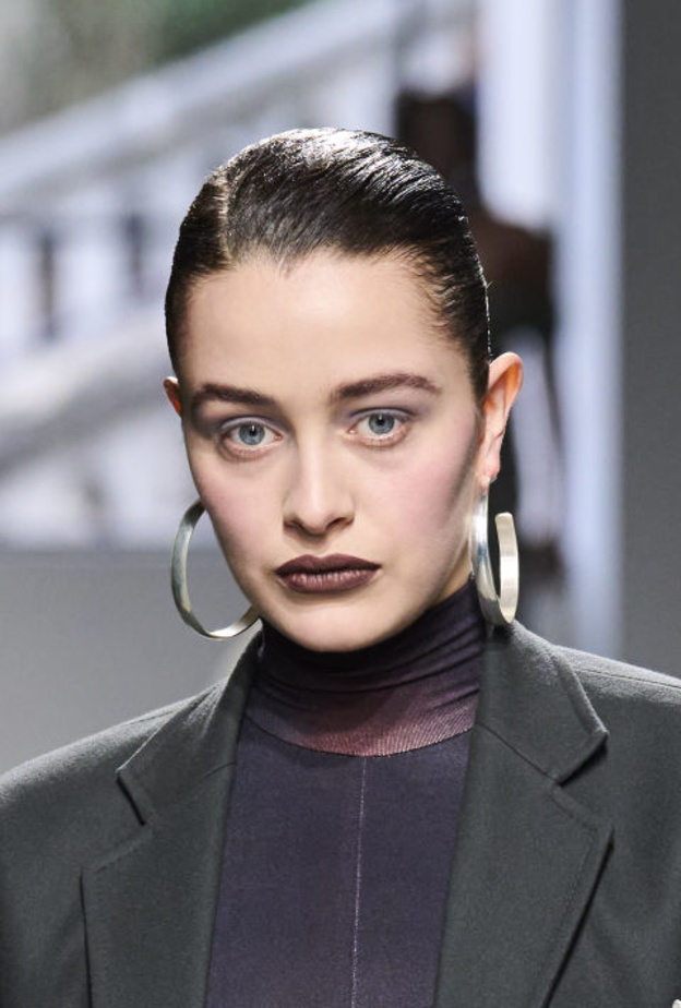 تمتعي بتجربة عطور شتوية فاخرة مع عبوات فنية تحاكي جمال الموسم