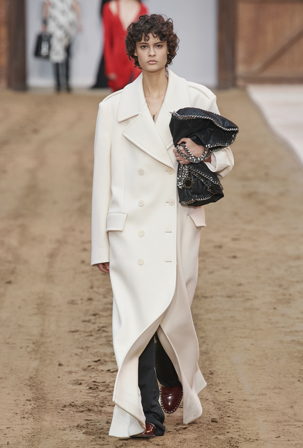 طريقة حملك لحقائب اليد تحدد مدى أناقتك ومواكبتك للموضة