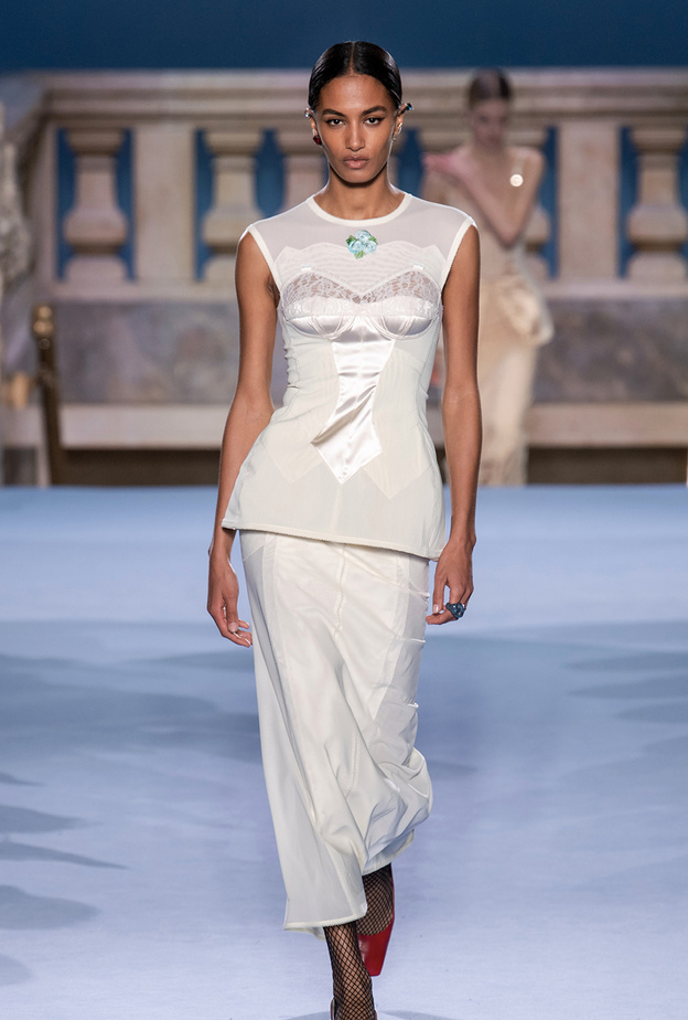 أبرز صيحات الموضة مباشرة من منصات خريف وشتاء 2023