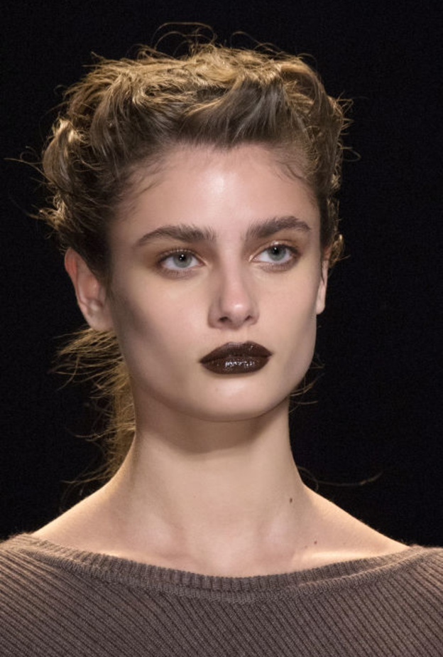 أحمر الشفاه البنّي