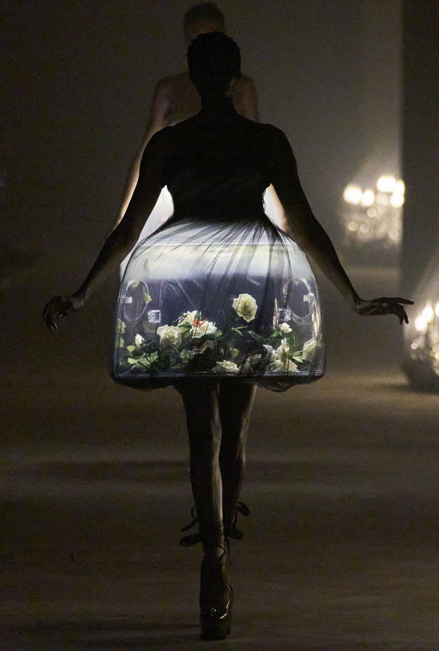 بعد الجدل الكبير... علامة أزياء تعتذر وتتعهّد بعدم استخدام الفراشات في تصاميمها