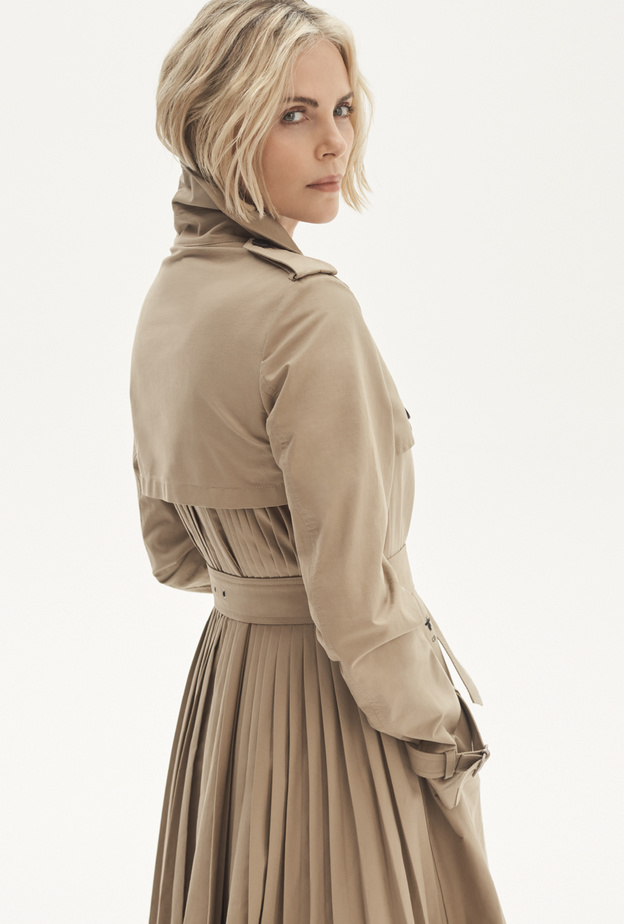 تشارليز ثيرون في حديث لـ"هي" عن "ديور" وتمكين النساء وأكثر: أكثر ما أفتخر به ابنتاي الجميلتان