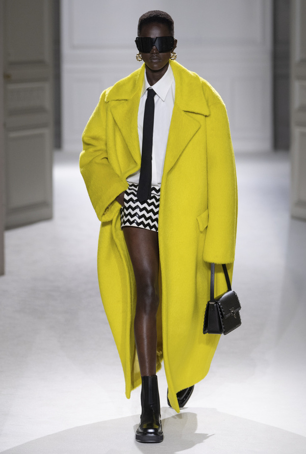 الأصفر متصدراً لهذا الموسم من Valentino