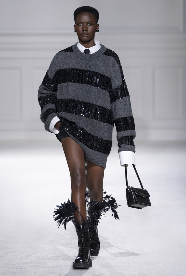 إطلالة من Valentino