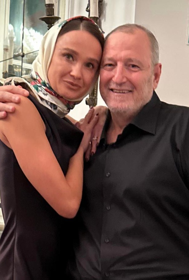 Magda Butrym مع مدير تحرير مجلة هي عدنان الكاتب