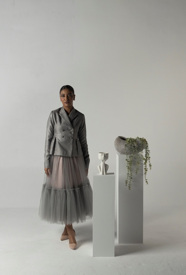 مصممة الأزياء أمجاد علي عكفي لـ"هي": الاهتمام بهذا القطاع شجّع في ظهور التمييز والإبداع في الأزياء السعودية