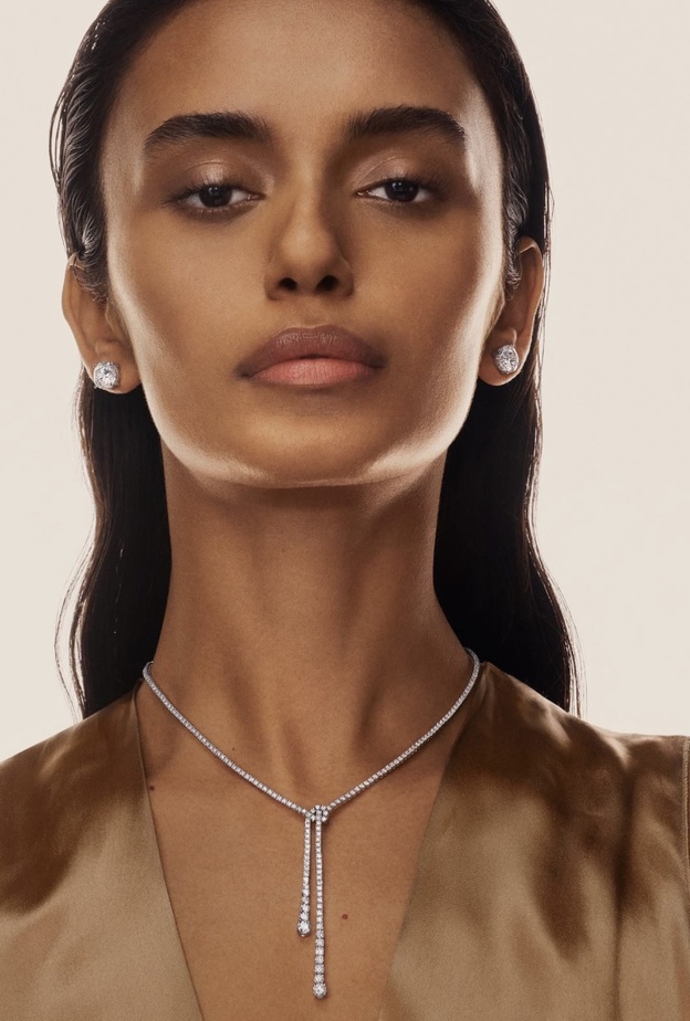 أقراط ألماس لافتة للسيدة التي تهوى الإطلالات الناعمة والفاخرة