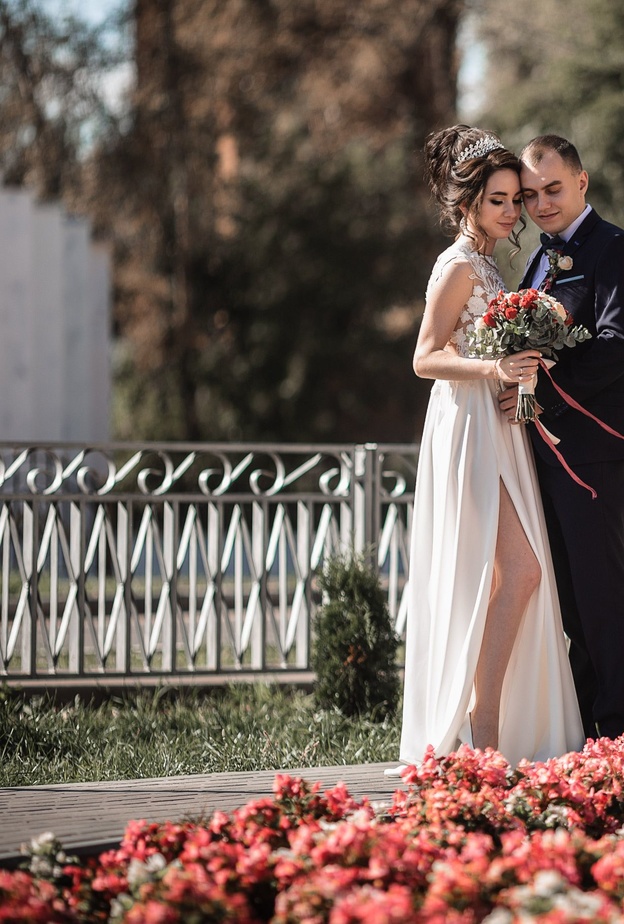 حيل لتنسيق طلّة عروس متناغمة مع مظهر العريس في حفل الزفاف