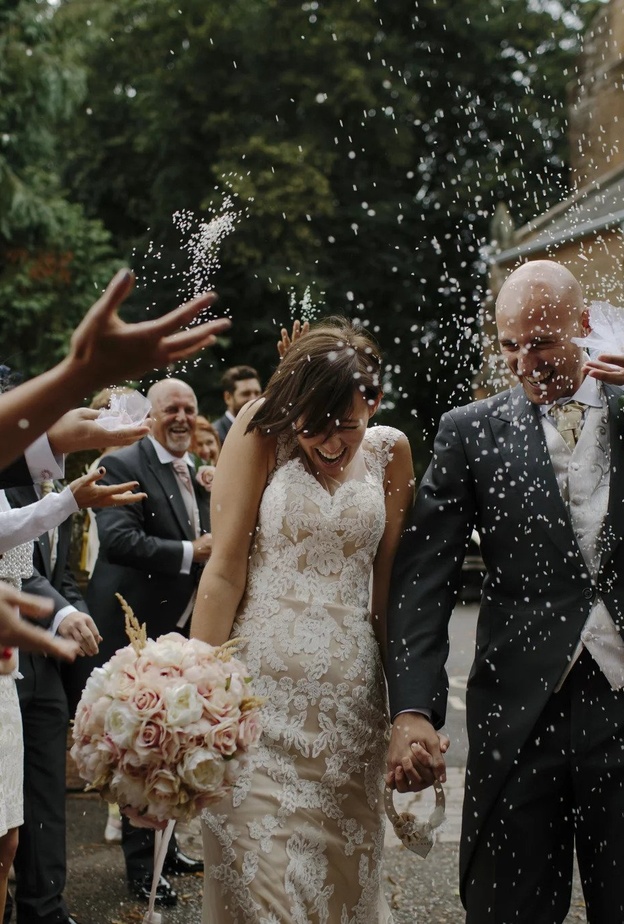 ما هي أصول عادة رمي باقة الزهور في حفلات الزفاف؟