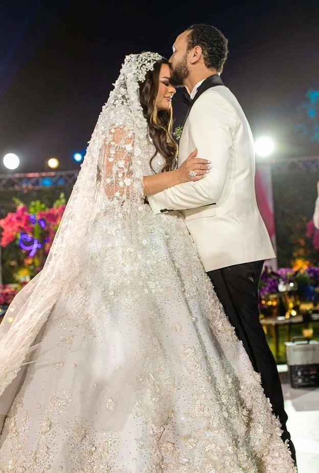 لقطة رومانسية لهنادي مهنا واحمد خالد صالح خلال حفل زفافهما