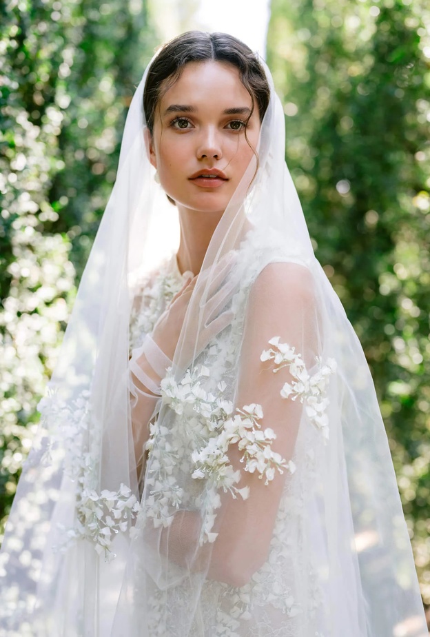 للعروس: تعرفي على أجمل أشكال وألوان الطرحات من اسبوع الموضة