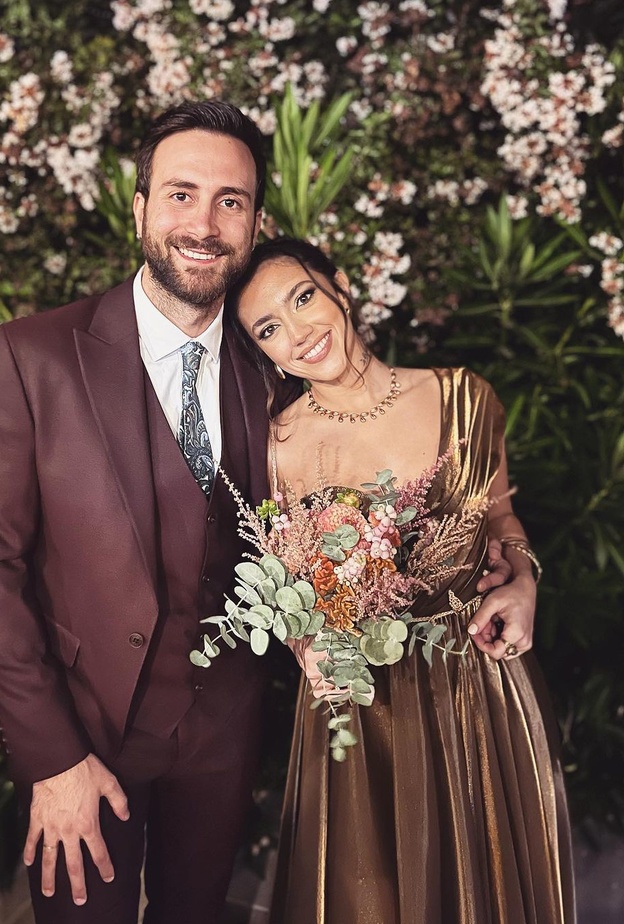 ستيفاني عطا الله مع عريسها في حفل زفاف شقيقها