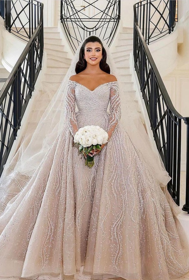 تسريحات راقية للعروس بأنامل مصفف الشعر أسعد