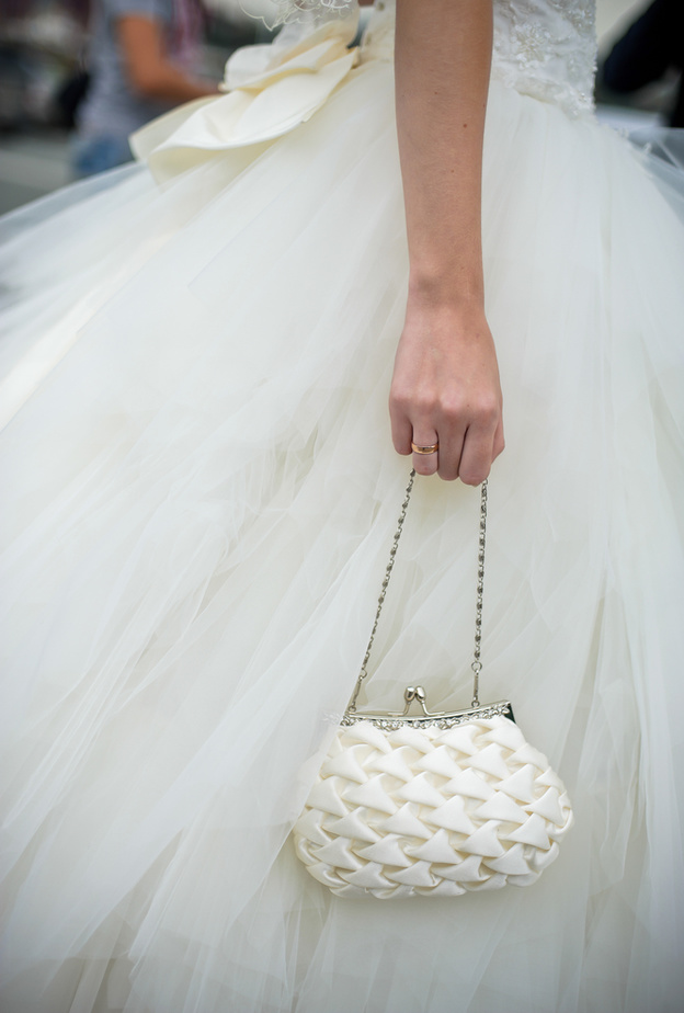 أجمل حقائب العروس لإطلالة مميزة في يوم الزفاف