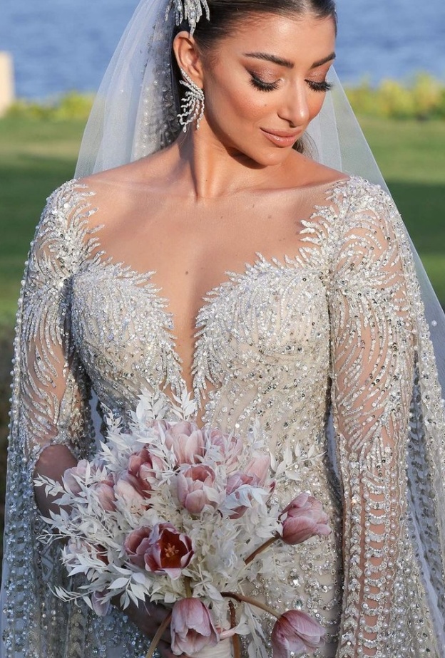 عروس متألقة بتسريحة شعر وسيم مرقص