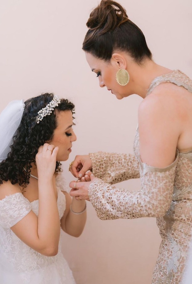 ريهام عبد الغفور مع ابنة شقيقها في يوم زفافها