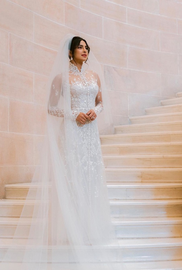 بريانكا شوبرا ترتدي فستان من تصميم رالف لورين