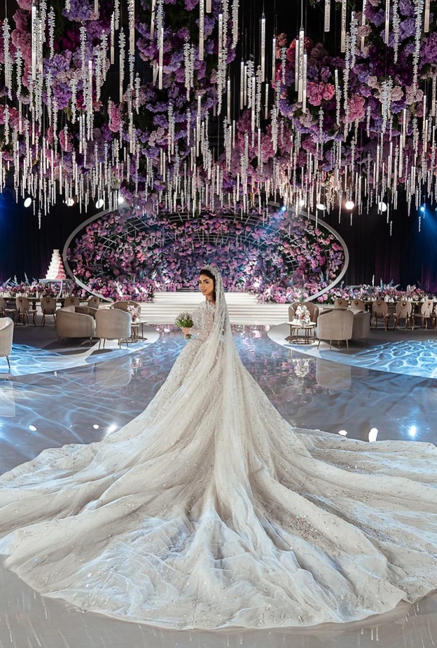 الإعلامية الإماراتية رحاب عبد الله  بفستان الزفاف