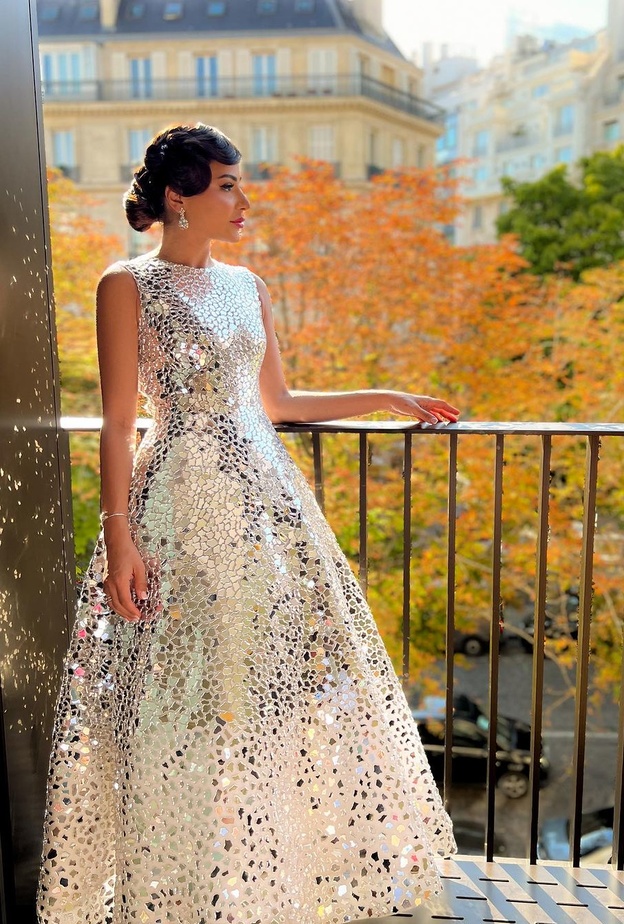 مهيرة عبد العزيز بفستان معدني يليق بالخطوبة