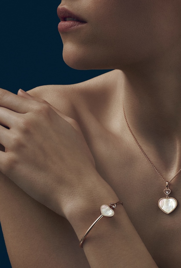 أساور ذهب تضفي لمسة مشرقة على اطلالتك اليومية