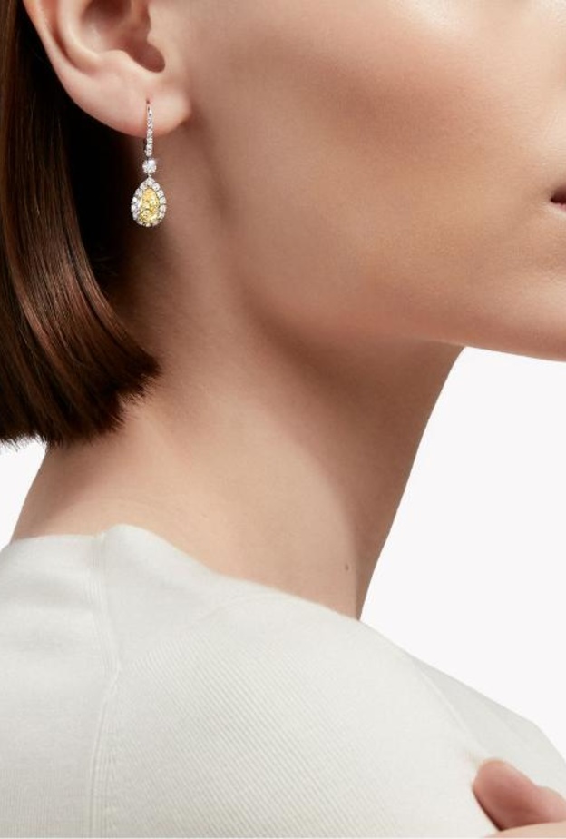 أقراط أذن متدلية مرصعة بالألماس الأصفر من غراف Graff 