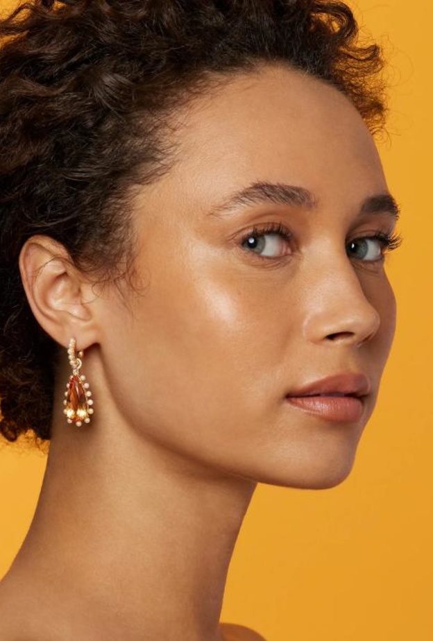 أحجار كريمة باللون الأصفر تليق بالمرأة العصرية