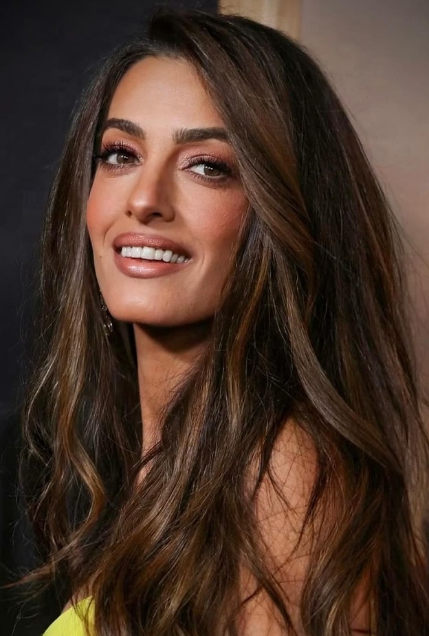 أمل كلوني تلهمك بصيحة المكياج البراق لإطلالات مناسبات نهاية العام.. إليك خطوات تطبيقه