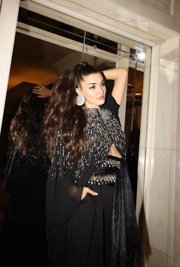 كيف تنُسقينّ فستان السهرة الأسود مع المجوهرات البرّاقة من وحي نجمات مهرجان البحر الأحمر السينمائي؟