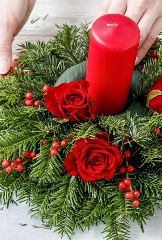 اختاري ورق الشجر الطبيعي كقطعة مركزية لطاولة عيد الميلاد