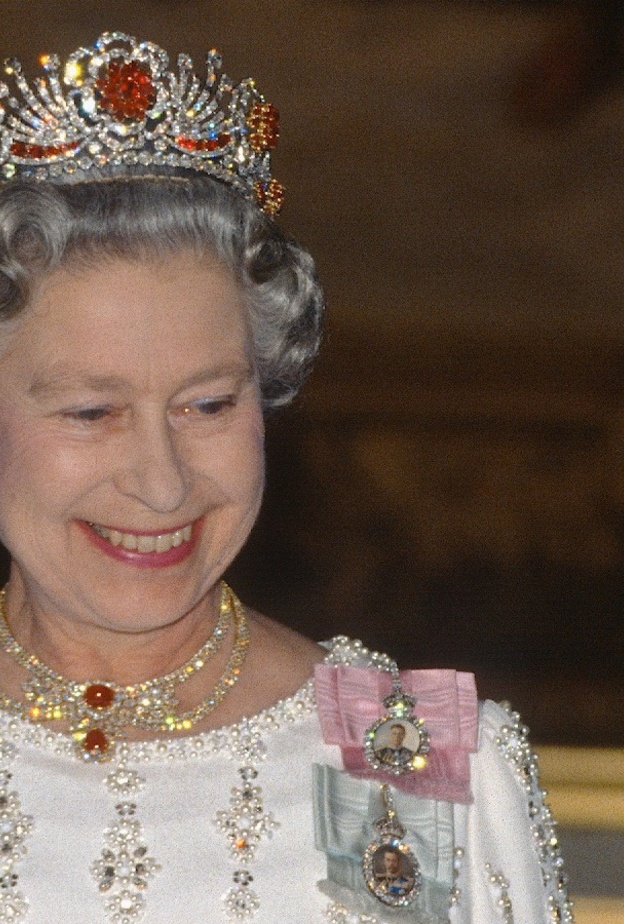 التاج فهو هدية زفاف من نظام حيدر أباد