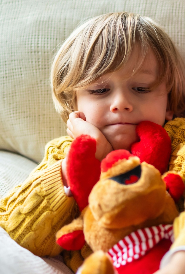 الطفل الذي يريد كل شيء طفلًا طبيعيا ويجب التعامل معه بحكمة وذكاء عاطفي