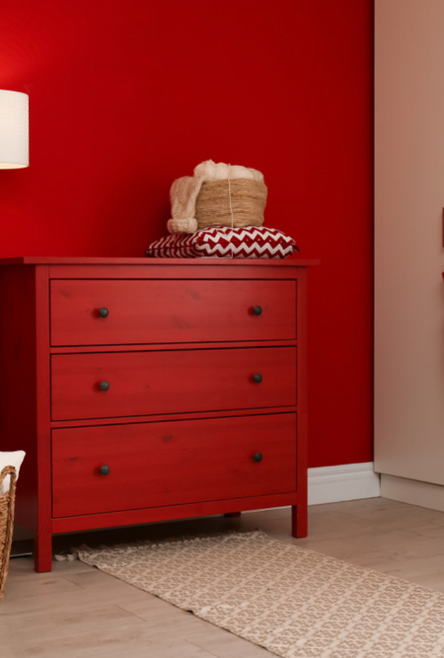 اللون الأحمر الناري يخلق مظهرًا نابضًا بالحياة