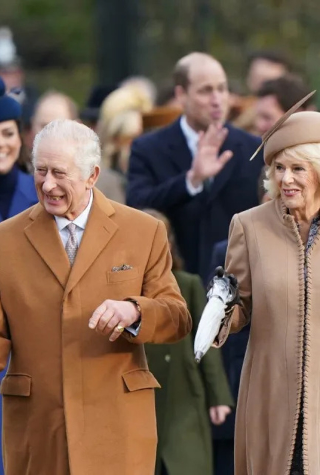الملك تشارلز الثالث والملكة كاميلا يقودان المسيرة إلى الكنيسة