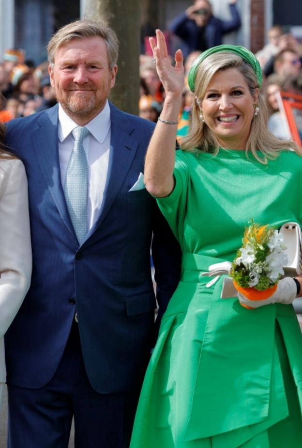 الملك ويليم ألكسندرKing Willem-Alexander والملكة ماكسيما Queen Maximaلا يتباعدان اجتماعيًا خلال فيروس كورونا