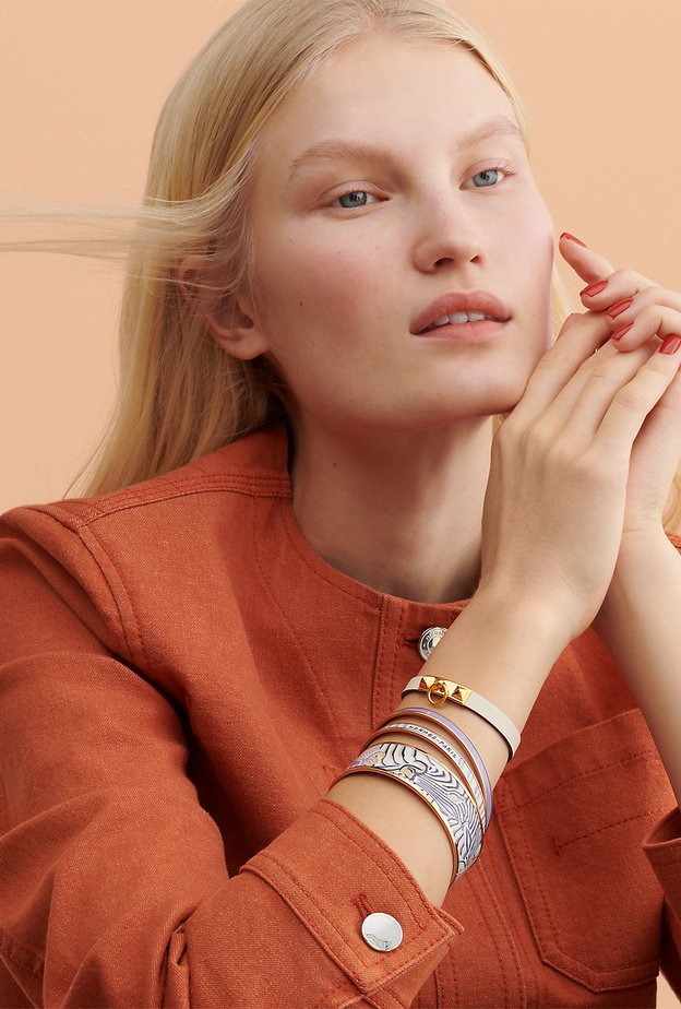 تألقي بموضة الأساور الجلدية والمعدنية لأناقة ساحرة هذا الشتاء