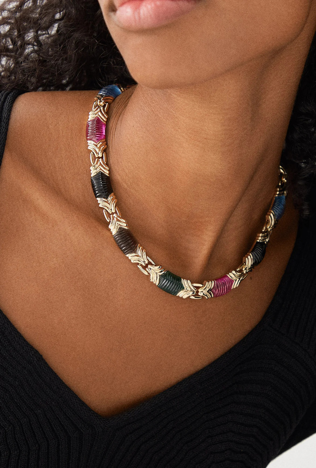 تألقي في سهرات شتاء 2024 بأجمل موديلات قلادات فاخرة