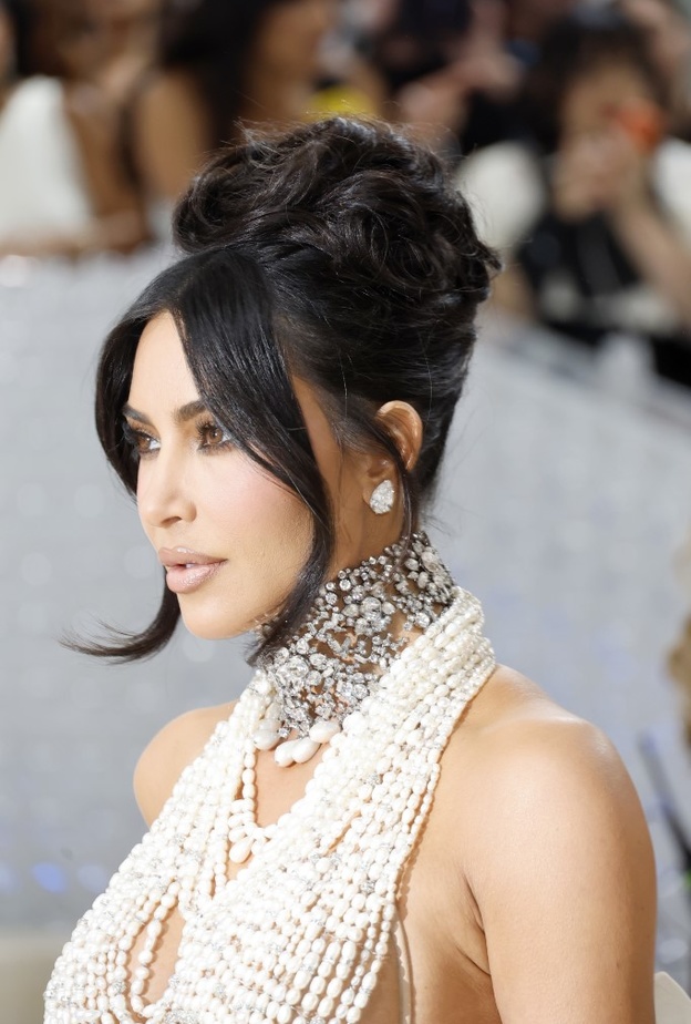 تسريحات الشعر الكعكة العصرية بأسلوب كيم كارداشيان