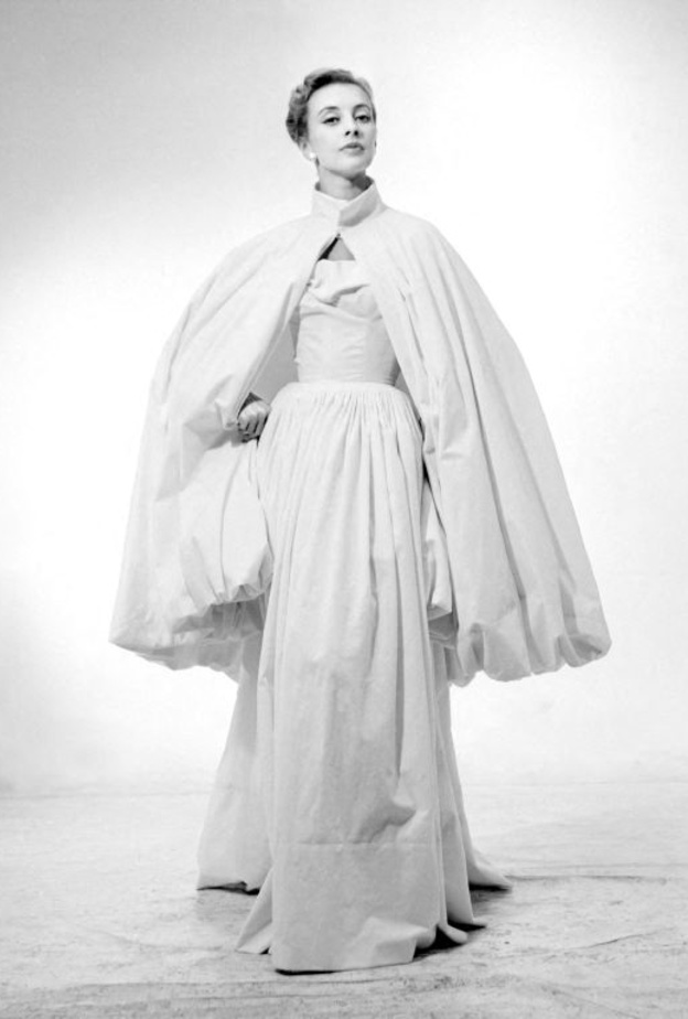 تصميم كاب مع فستان طويل من ديور عام 1954