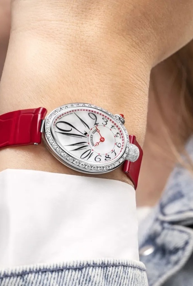 تعبر ساعة Reine de Naples 8925 عن جوهر الأنوثة