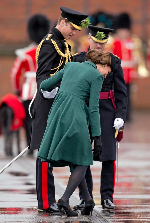 حوادث ومواقف مؤسفة للأمراء والملوك في الأماكن العامة