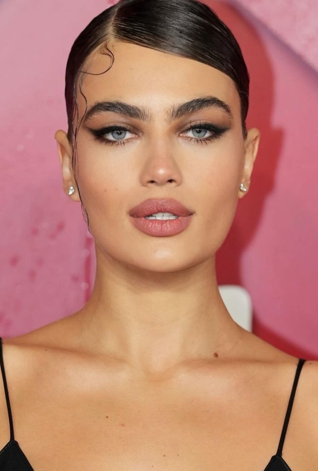 الحواجب العريضة موضة 2024