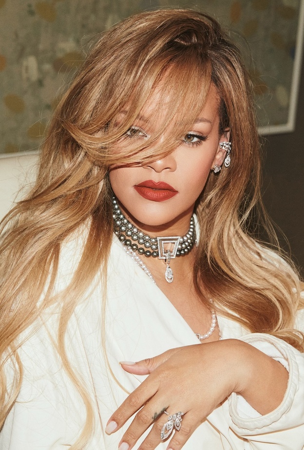 ماذا اختارت دار ميسيكا من تصاميم مجوهرات زيّنت بها إطلالات نجمات العالم في نهاية عام 2023؟