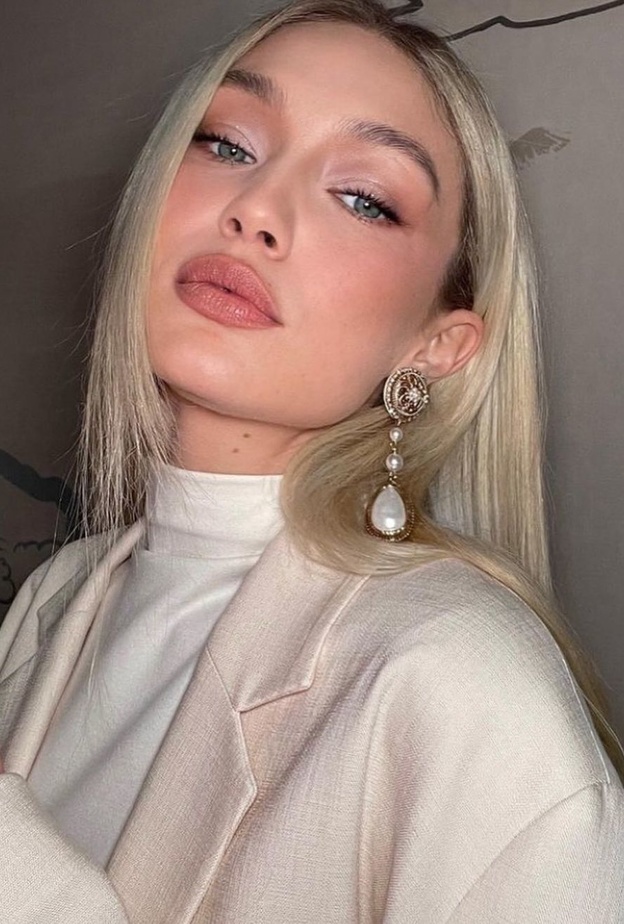 مستحضرات تجميل لا تستغني عنها الصبية العشرينية لمكياج مناسبات نهاية العام ..إليك أسرار تطبيقها