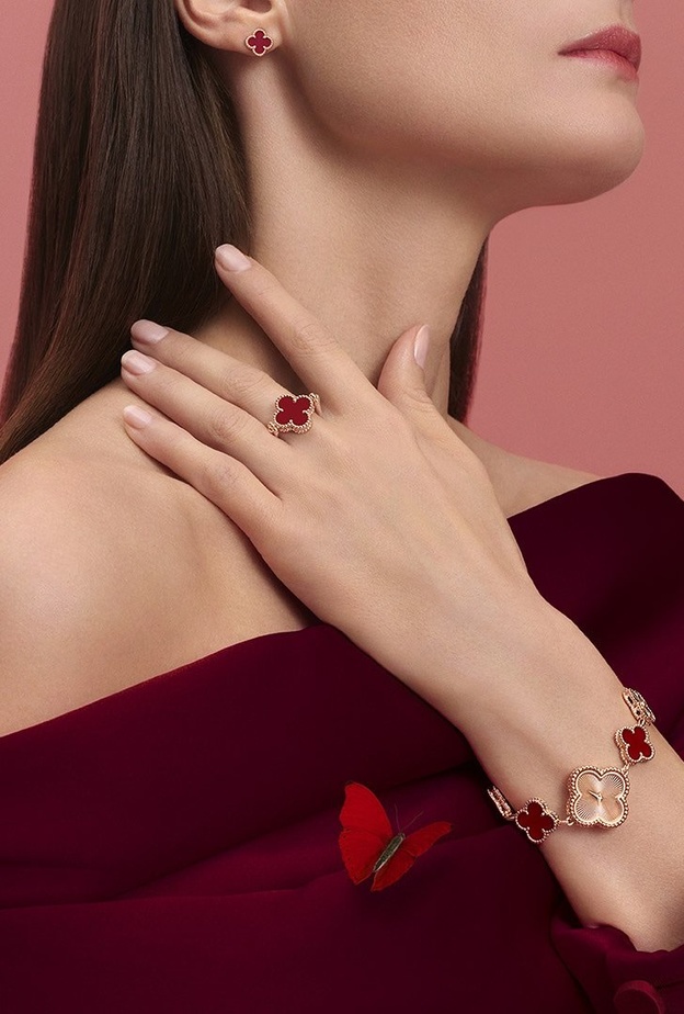 ساعات اللون الأحمر توفر أنوثة طاغية للاطلالة