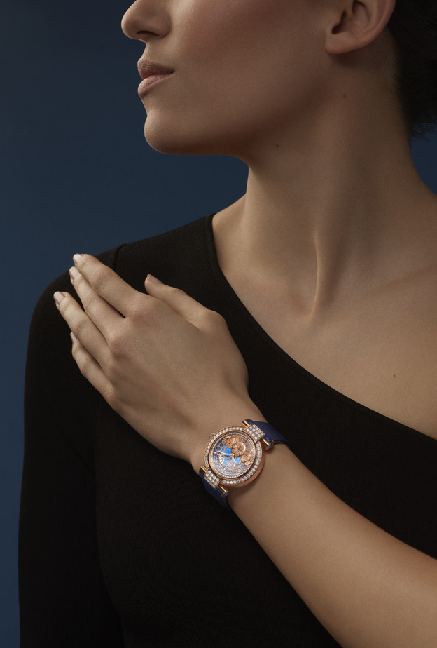 ساعة Chopard Imperiale بزهرة اللوتس أيقونة مرهفة في الاطلالة الشتوية